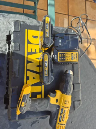 Atornillador DeWalt 18V con cargador y baterías