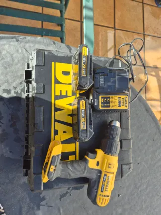 Atornillador DeWalt 18V con cargador y baterías