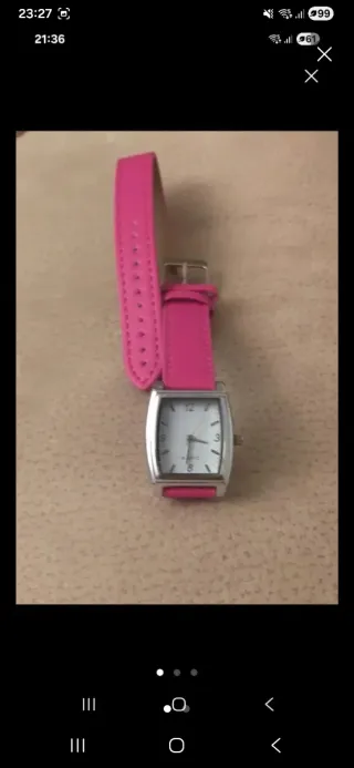 Reloj de pulsera rosa y plateado
