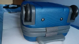 Maleta pequeña azul con ruedas niños