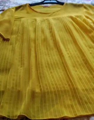 Blusa amarilla vaporosa. Talla XXL. Nueva.