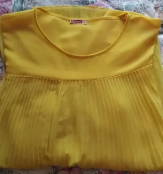Blusa amarilla vaporosa. Talla XXL. Nueva.