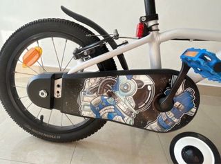 Bicicleta infantil con ruedines