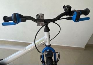 Bicicleta infantil con ruedines y casco