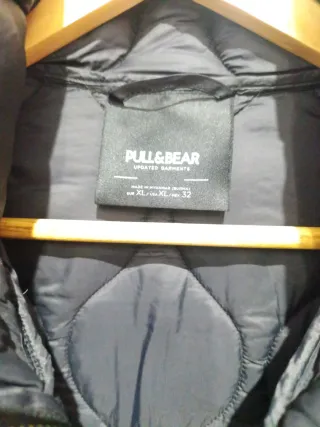 Chaqueta Pull&Bear acolchada negra,mujer.