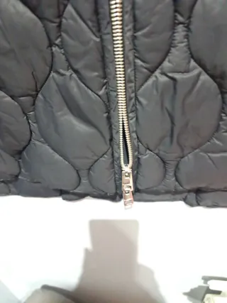 Chaqueta Pull&Bear acolchada negra,mujer.