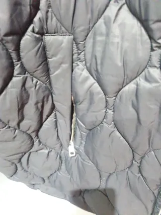 Chaqueta Pull&Bear acolchada negra,mujer.