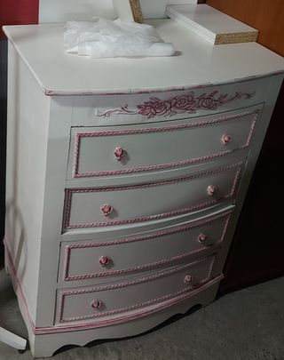 Mueble infantil blanco con rosas