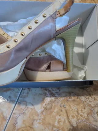 Zapatos de tacón beige y dorado