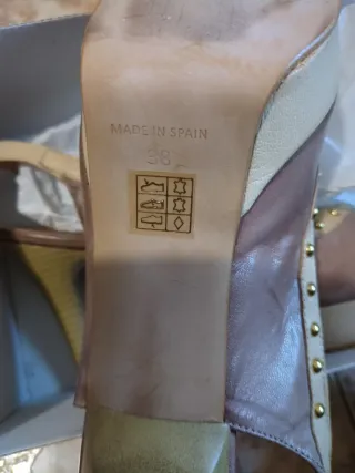 Zapatos de tacón beige y dorado