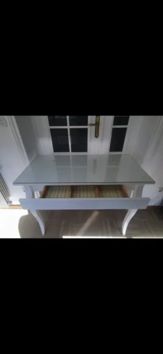 Mesa de cristal y madera blanca