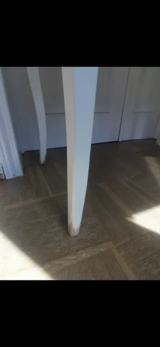 Mesa de cristal y madera blanca