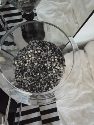 Jarrón de cristal negro y transparente