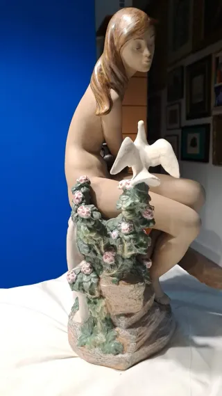 Lladró Figura Porcelana Mujer con Jarra y Paloma