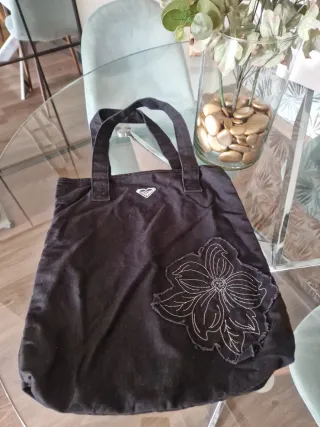 Bolso Roxy Negro con Flor Bordada