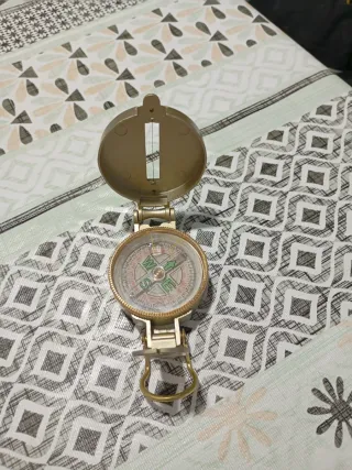 Brújula de bolsillo dorada