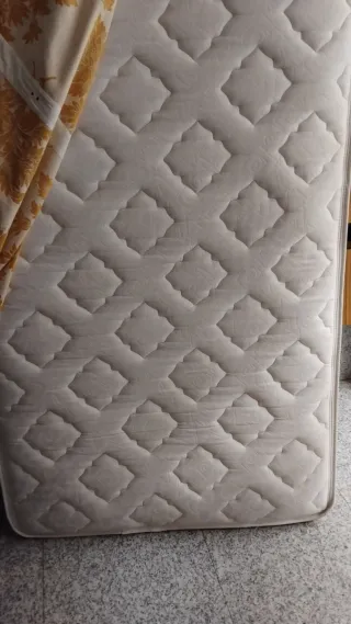 Dormitorio: Armario, 2 camas y colchón