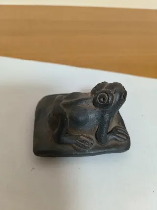 Sello de rana de terracota