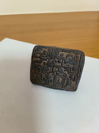 Sello de rana de terracota