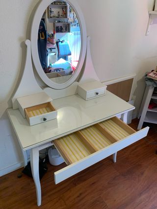 Tocador blanco con espejo ovalado