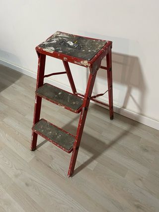 Escalera pequeña plegable roja