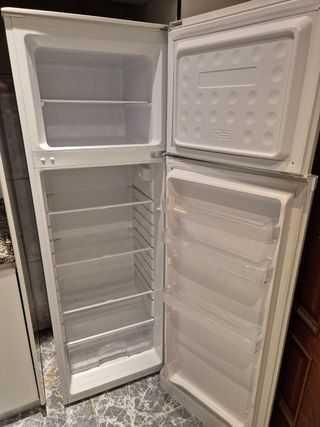 Nevera con congelador marca OK