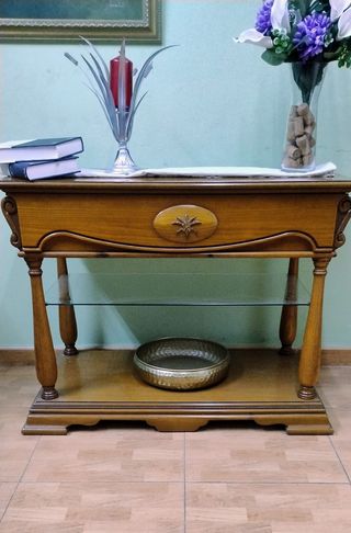 Mesa auxiliar madera maciza con cristaly cajon.