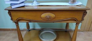 Mesa auxiliar madera maciza con cristaly cajon.