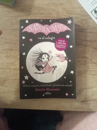 Isadora Moon va al colegio / Isadora Moon Goes ...