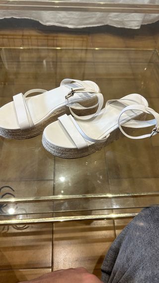 Sandalias blancas con cuña de esparto