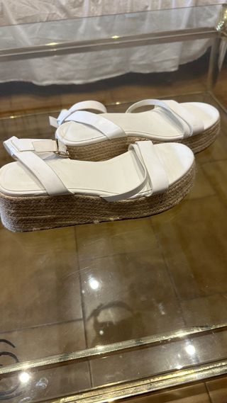 Sandalias blancas con cuña de esparto