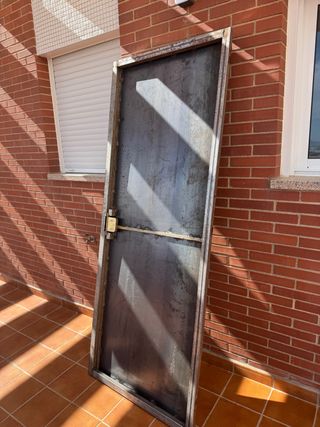 Puerta antiokupa metálica