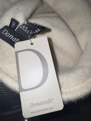 Gorro de lana crema con flor