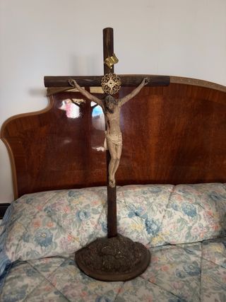 Crucifijo de madera tallada