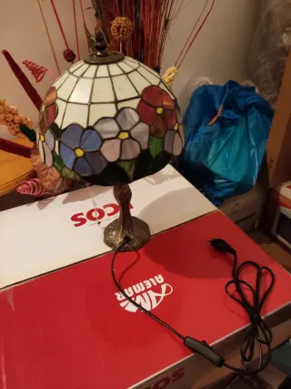 Lámpara de mesilla Tiffany vidriera