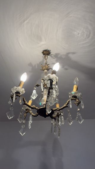 Lámpara de araña de cristal y metal