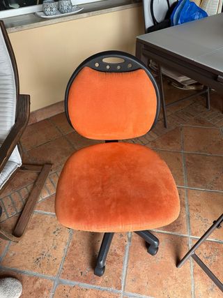Silla de oficina naranja y negra