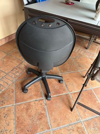 Silla de oficina naranja y negra