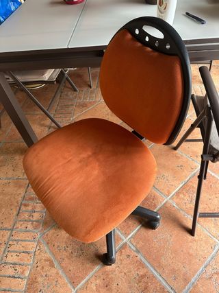 Silla de oficina naranja y negra