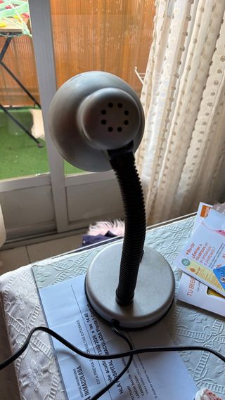 Lámpara de escritorio gris flexible pequeña