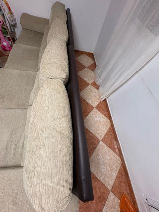 Sofá de tela beige y marrón