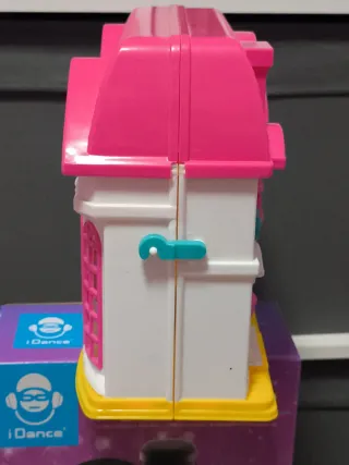 Casa de muñecas rosa y blanca