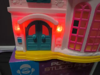 Casa de muñecas rosa y blanca