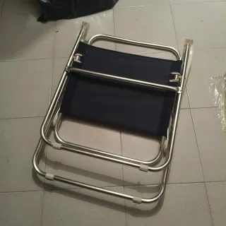 2 Sillas de campo plegable azul y plateada.