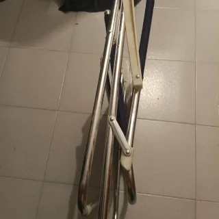 2 Sillas de campo plegable azul y plateada.