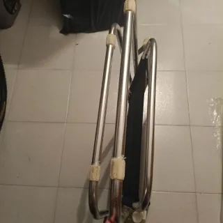 2 Sillas de campo plegable azul y plateada.