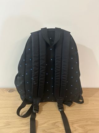 Mochila Eastpak negra con puntitos azules