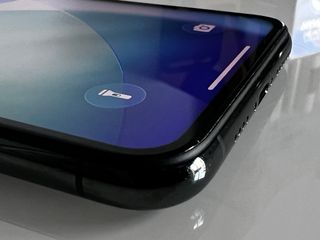 iPhone 11 Pro Max con custodia protettiva impeccabile