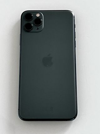 iPhone 11 Pro Max con custodia protettiva impeccabile