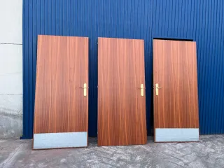 Lote 3 puertas madera con manilla dorada